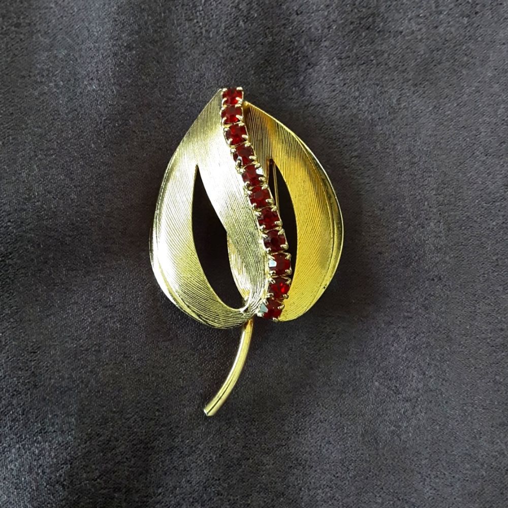 VTG GRANNYCORE GOLD TONE AUSTRIAN RUBY CRYSTAL LEAF BROOCH
